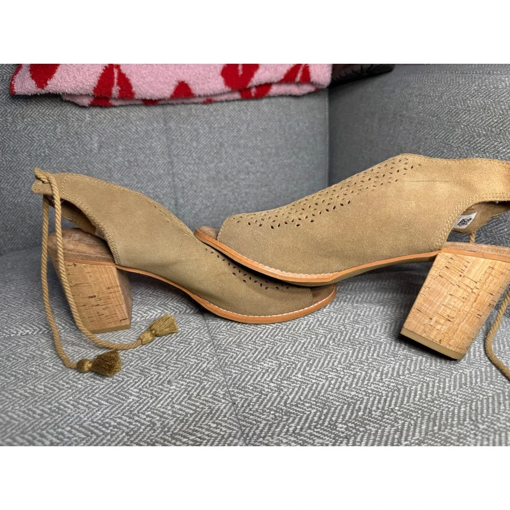TOMS‎ Majorca Tan Suede Perforated Peep Toe Cork Block Heel Sandals Womens 10